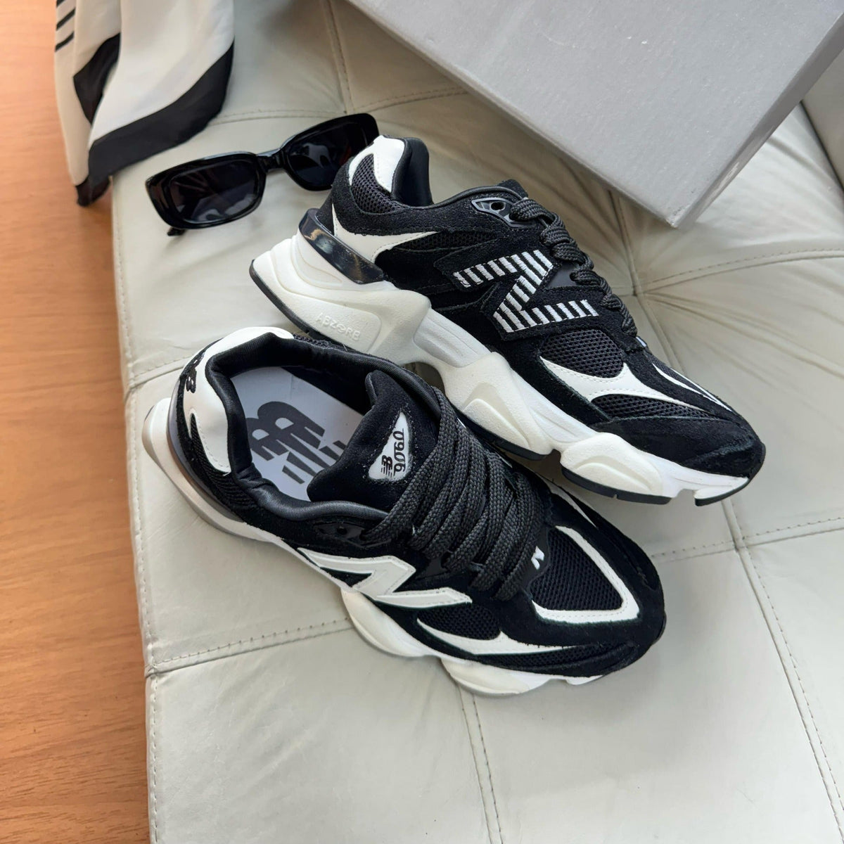 Tênis New Balance 9060 Sea Salt Preto e Branco Feminino Couro Legítimo