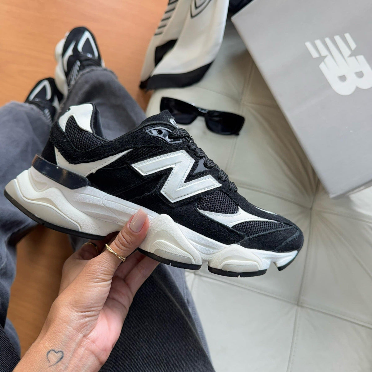 Tênis New Balance 9060 Sea Salt Preto e Branco Feminino Couro Legítimo